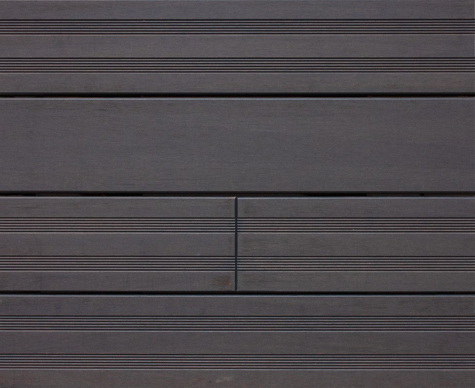 Terrassendiele Matanzas in der Farbe Granit Grey, beidseitig verlegbar.