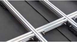 Gekreuzte Aluminiumprofile einer Terrassen-Unterkonstruktion mit montierten Verbindungselementen.