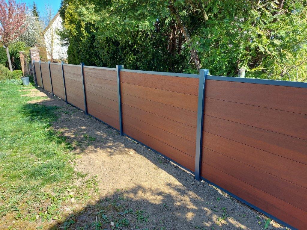Ein moderner Sichtschutz für Ihren Garten als Grundstückabtrennung.