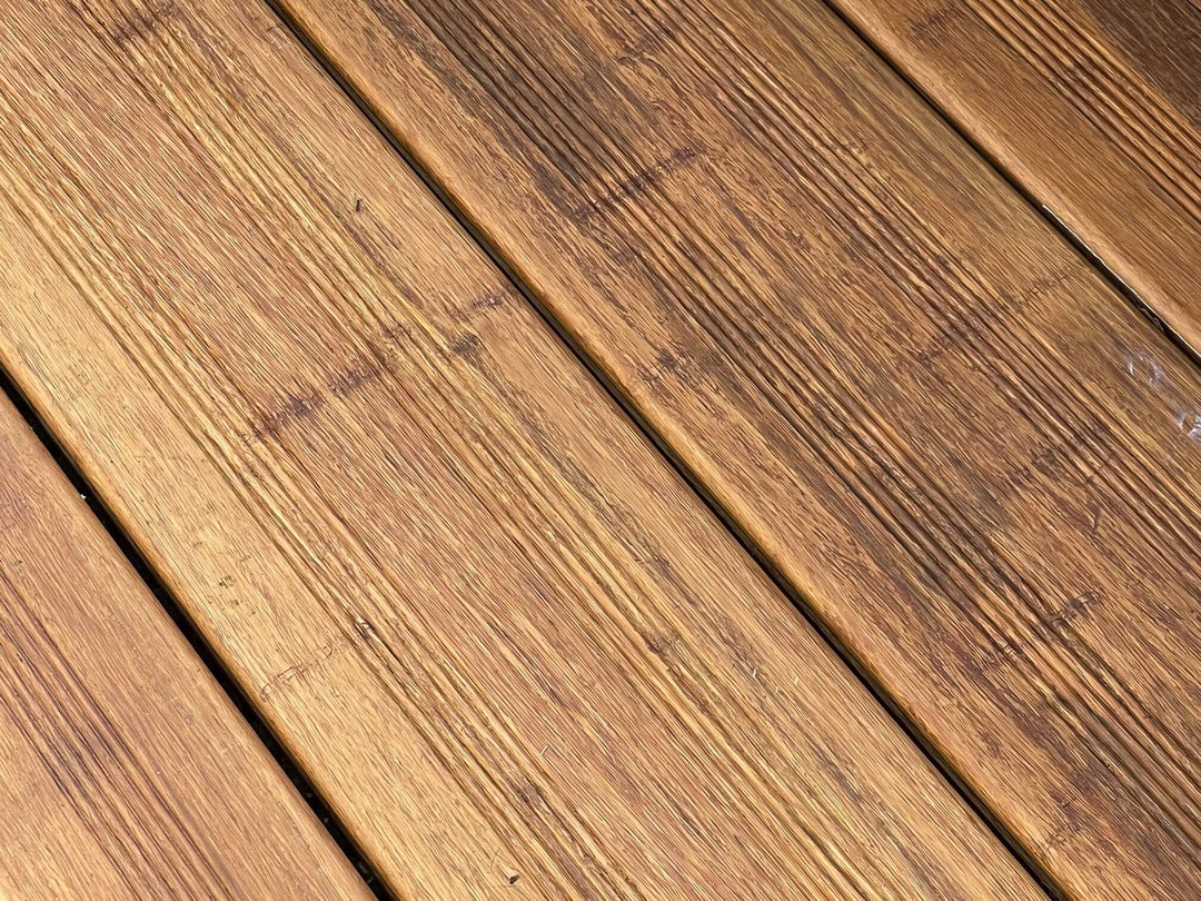 Das aMbooo Bambus Pflege-Öl  im Farbton Sand für die Closed deck Dielen.