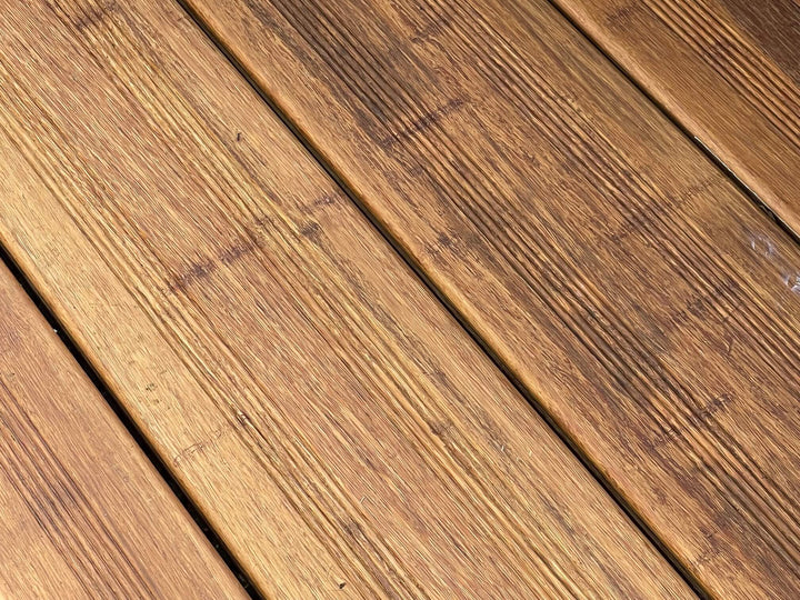 Das aMbooo Bambus Pflege-Öl  im Farbton Sand für die Closed deck Dielen.