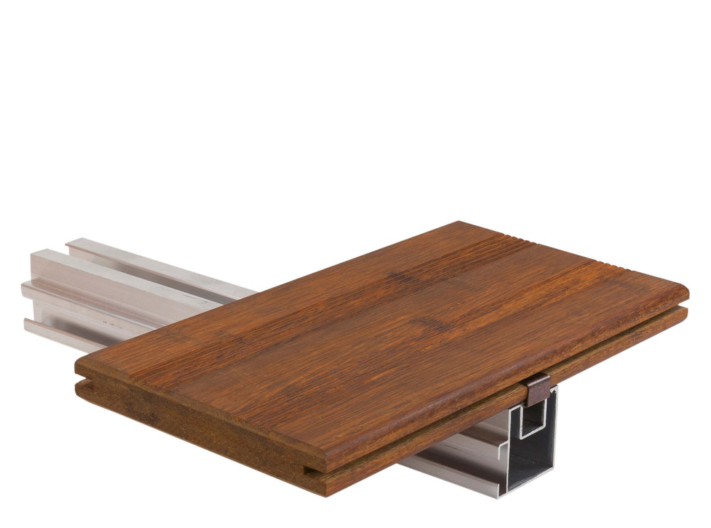 Die Anwendung von Terrassendiele mit verdecktem Montageclip auf einer Aluminium-Unterkonstruktion für eine stabile und unsichtbare Befestigung.