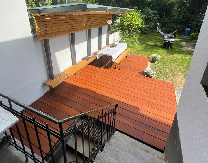 Ökologisches Dauerhaftes Terrassenholz mit glatter Oberfläche.
