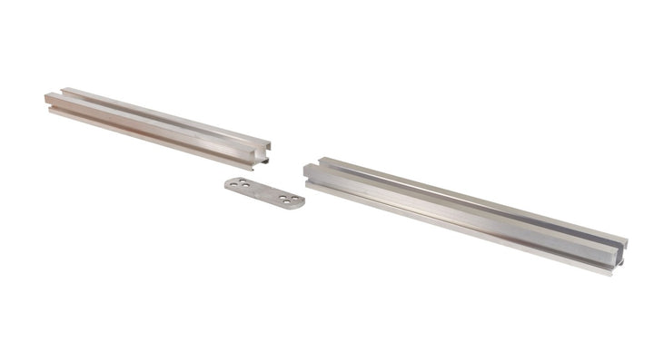 Zwei Aluminium-Unterkonstruktionsprofile mit passender Verbindungsplatte zur Verlängerung des XS-Profils.
