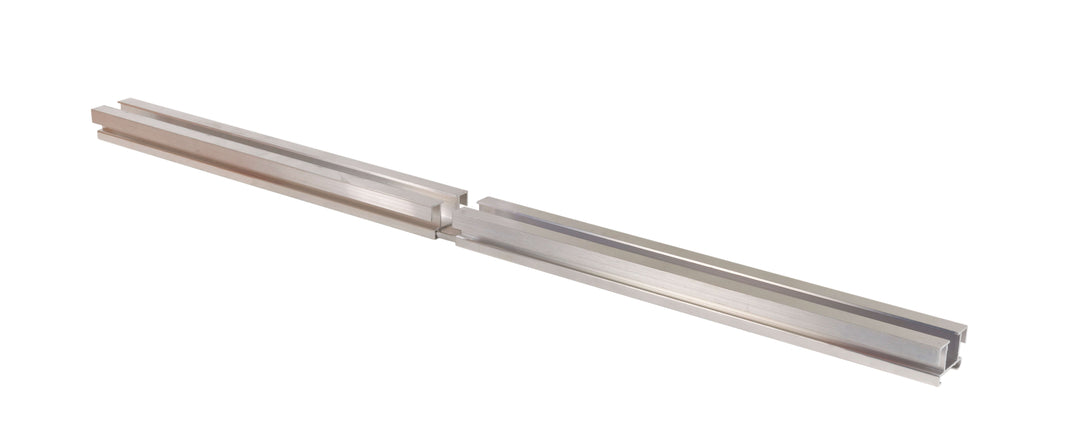 Zwei miteinander verbundene Aluminiumprofile zur Verlängerung einer XS-Unterkonstruktion für Terrassendielen.