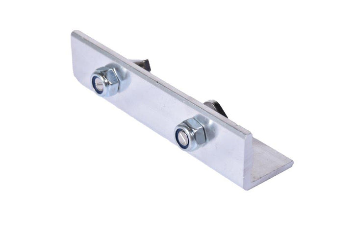 Verlängerung für Aluminium-Unterkonstruktion XL 40x40 mm aus Aluminium mit zwei Edelstahlschrauben zur stabilen Verbindung von Terrassen-Unterkonstruktionen.